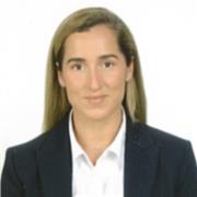 Titulada en Derecho, y conservatorio profesional de danza